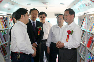 开幕式后,在我校升华广场举行了“构建学习型社会,建设经济文化强省”的主题展