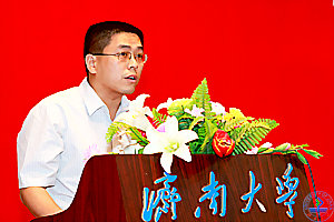 第一届济南大学拉法基奖学金获奖者，我校2005届毕业生，现山东鲁能智能技术有限公司生产部副经理王兴光代表往届获奖学生发言