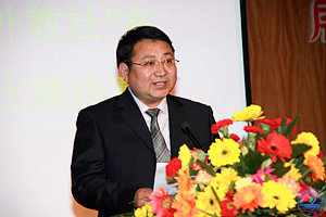 第五届外语节组委会主任、外国语学院院长李常磊宣布济南大学第五届外语节活动方案