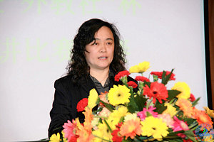 校长助理张硕秋宣布了济南大学第五届外语文化艺术节组织机构名单