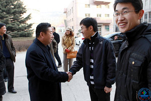 范跃进书记看望留校同学,向同学们致以新春的祝福!