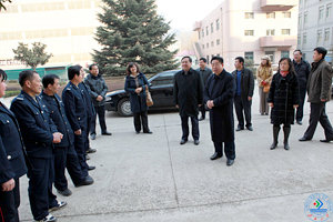 范跃进书记代表学校党委和行政以及四万余名师生对节日期间坚守在工作岗位的保卫、后勤和医疗工作者表示衷心的感谢和崇高的敬意,向春节期间留守学校的青年学生表示亲切的慰问和节日的祝贺!
