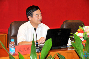学校办公室主任王志介绍和解读《济南大学校院两级管理实施办法》