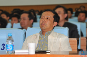 校长程新等校领导,全体处级干部、学院系(室、所)主任、教工党支部书记,部分教师、科级干部,全体学习实践活动领导小组办公室成员、学校学习实践活动联络员听取了报告。党委副书记李军主持报告会
