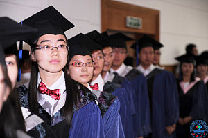经过这个庄严而神圣的时刻，2011届硕士研究生们顺利“出师”，他们从此多了一种身份--济南大学校友
