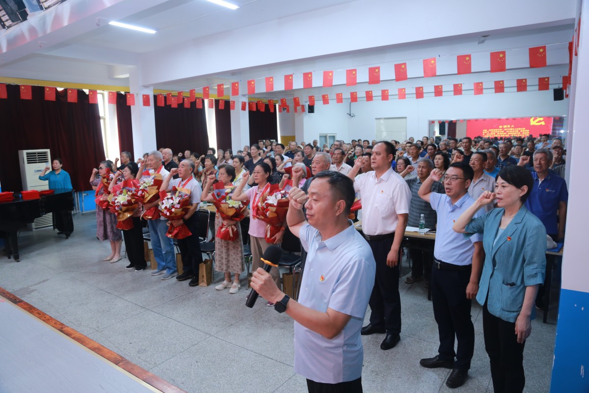 学校举行“光荣在党50年”纪念章颁发仪式-济南大学