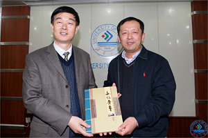 杭州师范大学党委书记崔鹏飞与济南大学校长程新代表两校互赠礼物