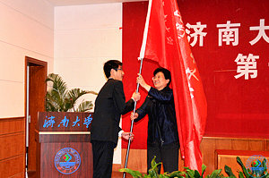 校党委副书记张金丽为骨干培训班授旗并宣布济南大学“青年马克思主义者培养工程”第一期学生骨干培训班开班