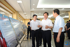 济南市委常委、副市长张宗祥等领导同志观看了“济南大学-济南市科技合作成果展”