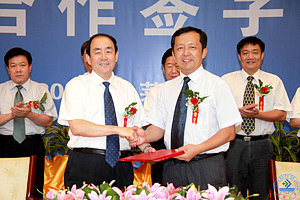 程新校长、马平昌市长分别代表济南大学、莱芜市人民政府签订了校地科技合作协议