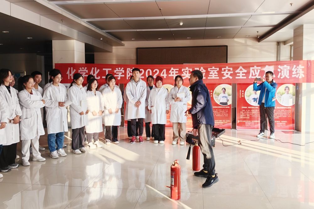 陈军向同学们演示灭火器的使用_副本.jpg