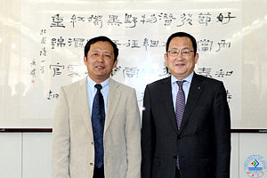 济南大学程新校长与韩国明知大学校长俞炳辰合影留念