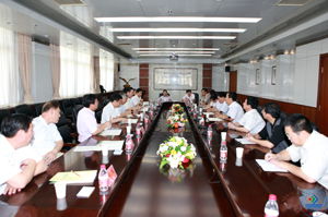 6月30日,中国水泥协会会长雷前治一行来我校访问