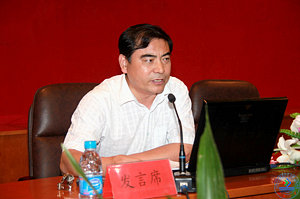 研究生处处长岳云龙介绍和解读《济南大学2009-2015年学科建设发展规划》、《济南大学第十一批、第十二批学位点建设计划》