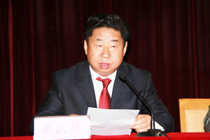 学校党委书记范跃进