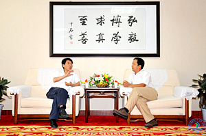 程新校长与薛其坤院士交谈