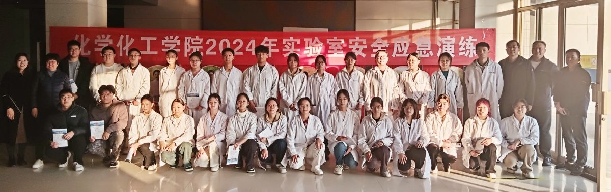 演习结束后同学们和安全专家、消防人员合影_副本.jpg