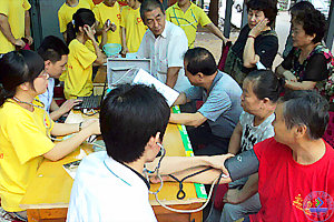 志愿服务团到社区义务体检