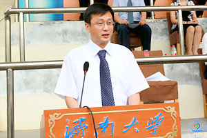 教师代表、济南大学第五届“优秀教学奖”获得者、化学化工学院何畏老师发言