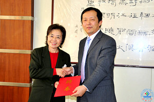 校长程新为张曼君女士颁发了聘书