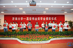 在热烈的掌声中,获奖的50名同学依次上台领奖