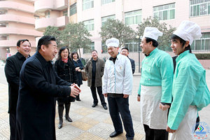 范跃进书记代表学校党委和行政以及四万余名师生对节日期间坚守在工作岗位的保卫、后勤和医疗工作者表示衷心的感谢和崇高的敬意,向春节期间留守学校的青年学生表示亲切的慰问和节日的祝贺!
