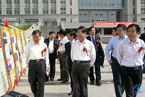 开幕式后,在我校升华广场举行了“构建学习型社会,建设经济文化强省”的主题展