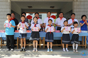 在小学,学校领导给同学们赠送了精美的图书,并向获奖同学颁奖