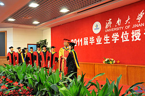 济南大学2011届毕业生学位授予仪式在这里举行。各学院院长逐一宣读获得学士学位毕业生名单，程新校长为每一位毕业生整帽拨穗，授予学士学位并合影留念