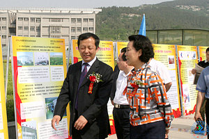 开幕式后,在我校升华广场举行了“构建学习型社会,建设经济文化强省”的主题展