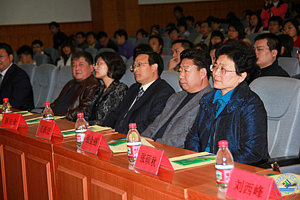 济南大学党委书记范跃进,副书记张金丽,副校长蔡先金,校长助理张硕秋出席了开幕式