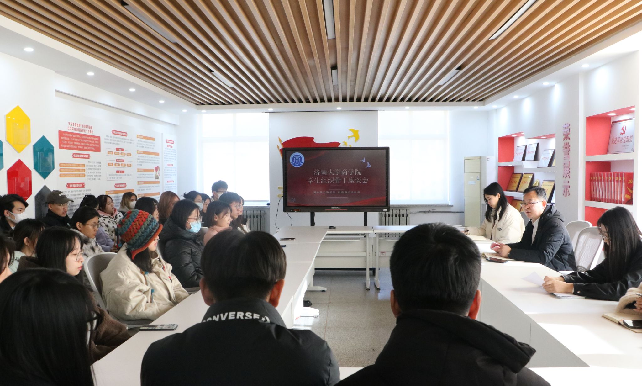 商学院召开学生组织骨干工作交流座谈会-照片_副本.jpg