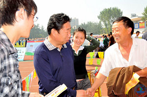 学校党委书记范跃进在迎新现场与学生和家长亲切交谈