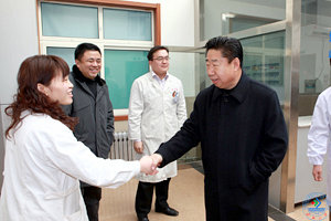 在年味浓浓的鞭炮声中,范跃进书记一行先后来到东校区东门、锅炉房,西校区东南门、学生公寓、食堂、梅花馆、校医院等处,亲切慰问节日期间坚守在工作岗位的保卫、后勤和医疗工作者,看望春节期间留守学校的学生。